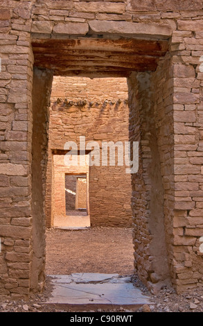 Les embrasures à Pueblo Bonito, ruines Indiennes Anasazi, Chaco Culture National Historical Park, New Mexico, USA Banque D'Images