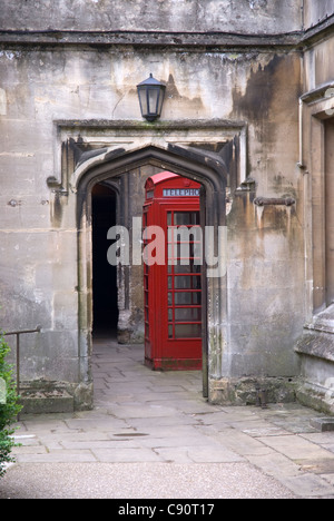 Boîte téléphonique rouge, Magdalen College, Oxford University, Oxford, Royaume-Uni Banque D'Images