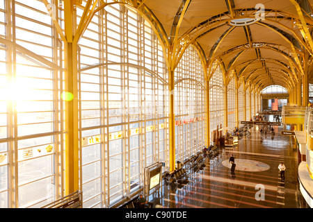 Hall de départ l'Aéroport National Ronald Reagan de Washington dans la lumière du matin le comté d'Arlington Virginia United States of America Banque D'Images