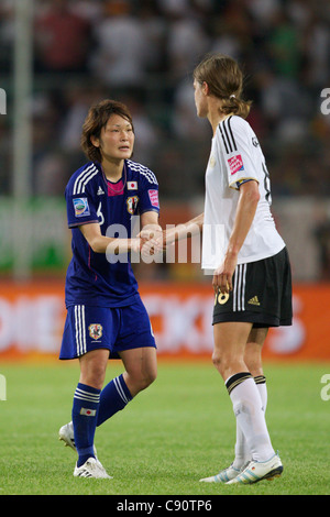 Mizuho Sakaguchi du Japon (L) et Kerstin Garefrekes d'Allemagne se serrer la main après le Japon l'Allemagne défaite dans un match de Coupe du monde. Banque D'Images
