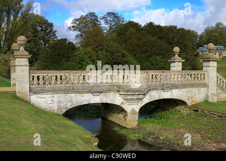 Pont de pierre sur la rivière Witham dans Easton jardins clos. Banque D'Images