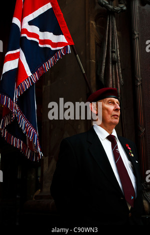 Bobby ex Esplin Paratrooper, debout au cénotaphe de la gare centrale, à Glasgow, à côté de l'Union Jack Flag, Banque D'Images