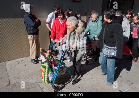 Une femme âgée avec sa marchette dans le quartier de Chinatown de New York le samedi 5 novembre 2011. (© Richard B. Levine) Banque D'Images