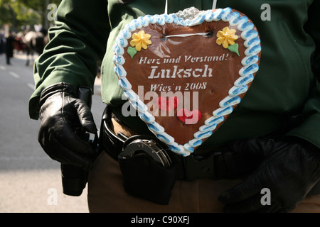 Uniforme de police décoré d'un coeur traditionnel en pain d'épice au festival de la bière de l'Oktoberfest à Munich, en Allemagne. Texte en allemand moyenne: Coeur et esprit Banque D'Images