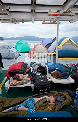 Famille dormir dans le solarium. Columbia ferry. Le passage de l'intérieur de l'Alaska. USA Banque D'Images