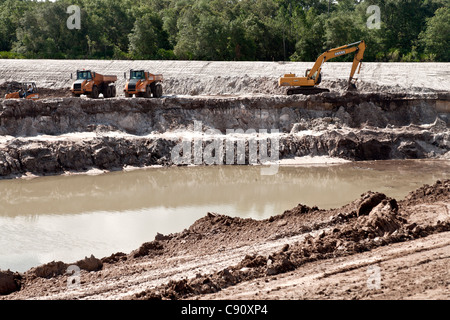 Mine de calcaire, d'excavatrice Caterpillar dépose le calcaire. Banque D'Images