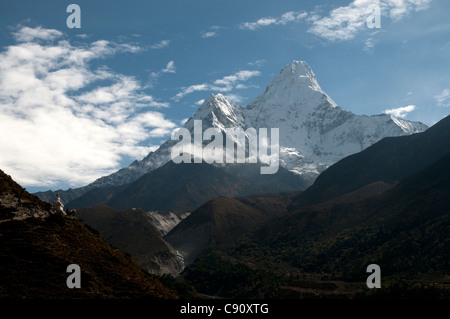 L'Ama Dablam est l'une de l'énorme Himalaya pointu qui s'élèvent au-dessus de la route pour Camp de base de l'Everest par les vallées de la Banque D'Images