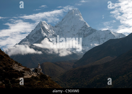 L'Ama Dablam est l'une de l'énorme Himalaya pointu qui s'élèvent au-dessus de la route pour Camp de base de l'Everest par les vallées de la Banque D'Images