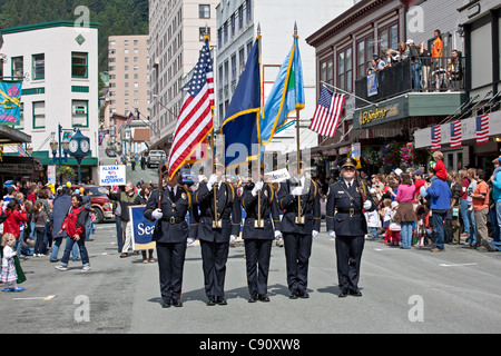 Les hommes marchant sur le 4 juillet parade. Juneau. De l'Alaska. USA Banque D'Images