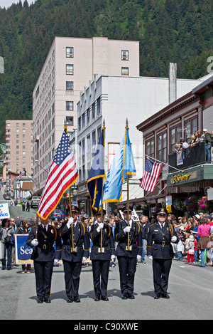 Les hommes marchant sur le 4 juillet parade. Juneau. De l'Alaska. USA Banque D'Images