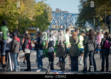 Spectateurs cheer porteur sur la Cinquième Avenue à Harlem pendant le marathon de New York Banque D'Images