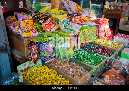 Un assortiment de bonbons d'Asie à l'extérieur d'une épicerie dans le quartier chinois à New York Banque D'Images