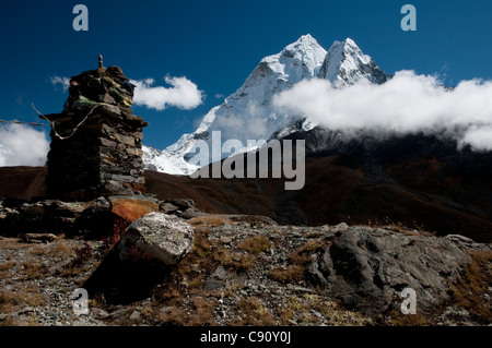 L'Ama Dablam est l'une de l'énorme Himalaya pointu qui s'élèvent au-dessus de la route pour Camp de base de l'Everest par les vallées de la Banque D'Images