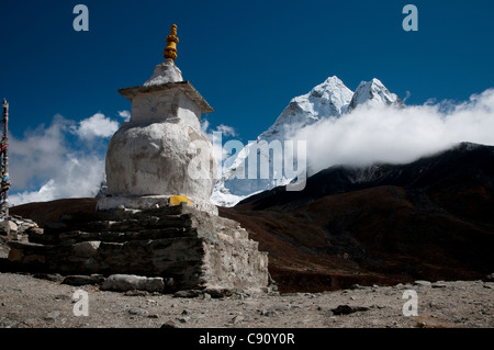 L'Ama Dablam est l'une de l'énorme Himalaya pointu qui s'élèvent au-dessus de la route pour Camp de base de l'Everest par les vallées de la Banque D'Images