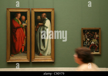 Quatre Apôtres. Diptyque célèbre par Albrecht Durer affichée dans l'Alte Pinakothek (vieux Pinacotheca) à Munich, Bavière, Allemagne. Banque D'Images