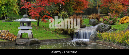 Et la lanterne de pierre cascade dans le jardin japonais en automne à Hasselt, Belgique Banque D'Images