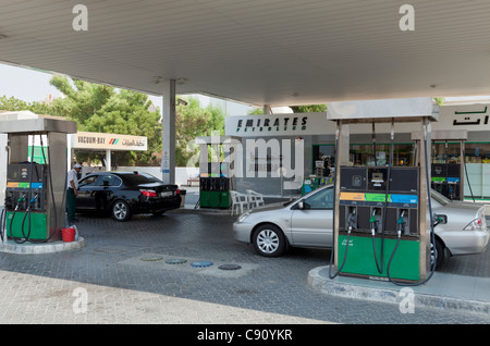 Voitures de remplissage d'essence dans la ville de Dubaï en Émirats Arabes Unis, ÉMIRATS ARABES UNIS, Moyen Orient Banque D'Images