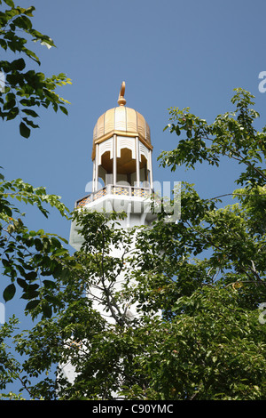 Le mâle dominant d'horizon est le dôme doré brillant et le minaret de la Centre islamique. Le minaret ou Munnaaru comme il est Banque D'Images