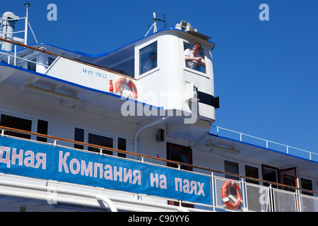 Un officier de marine sur le pont volant du bateau de Pierre le Grand à la rivière du Nord à Moscou, Russie Banque D'Images