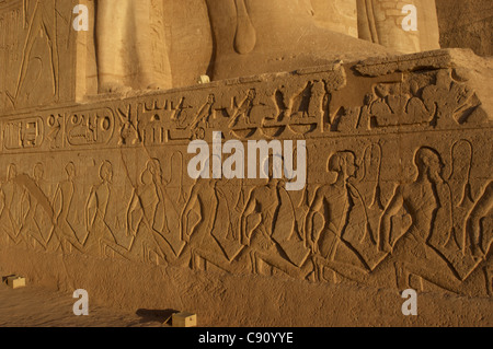 L'art égyptien relief représentant un groupe de prisonniers avec les caractéristiques de l'Asie. Grand Temple de Ramsès II. Abu Simbel. L'Égypte. Banque D'Images