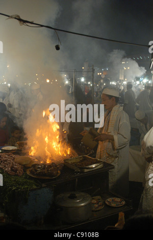 Des stands de nourriture en soirée à la place Jemaa el-Fna à Marrakech, Maroc. Banque D'Images