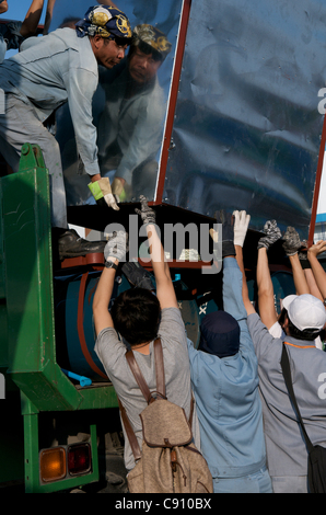 la toilette flottante pour les victimes d'inondations est chargée sur un camion de secours. National Stadium, Bangkok, Thaïlande, Asie du Sud-est le lundi 7th novembre 2011. La Thaïlande connaît ses pires inondations depuis plus de 50 ans Banque D'Images