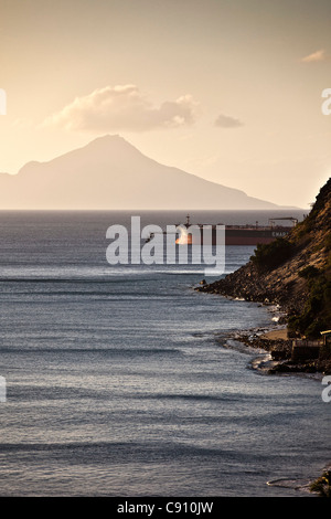 Les Pays-Bas, Oranjestad, Saint-Eustache, île des Antilles néerlandaises. Tanker moor au port d'Oil terminal Statia. Saba Island. Banque D'Images