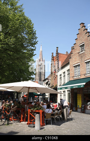 Bruges dispose d'un cafe culture avec une foule de bars restaurants et cafés restauration pour les résidents et les touristes. Banque D'Images