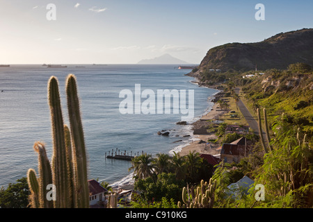 Les Pays-Bas, Oranjestad, Saint-Eustache, île des Antilles néerlandaises. Oranjestad Bay et la Basse-ville de fort. Saba Island. Banque D'Images