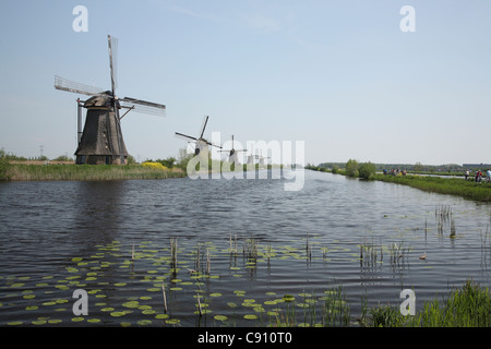 Les moulins à vent de Kinderdijk construits pour pomper de l'eau autour du système de canaux ou polders. Ils sont l'un des plus connus Banque D'Images