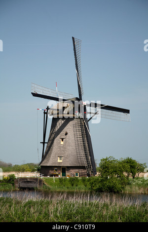 Les moulins à vent de Kinderdijk construits pour pomper de l'eau autour du système de canaux ou polders. Ils sont l'un des plus connus Banque D'Images