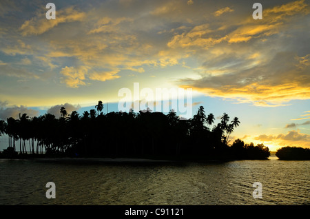 Île tropicale au coucher du soleil, Raja Ampat islands près de la Papouasie occidentale, en Indonésie dans le triangle de corail, de l'océan Pacifique. Banque D'Images