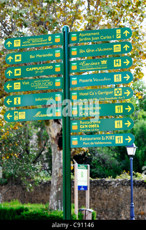 Des panneaux de direction touristique à Valldemossa, Majorque. Banque D'Images