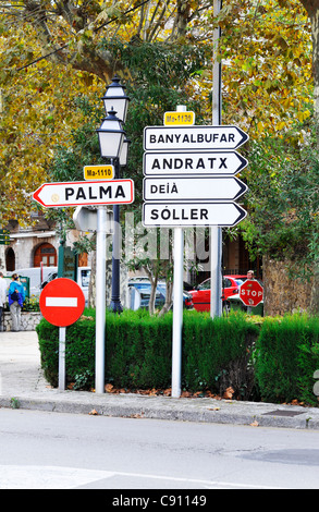 Panneaux de direction à Valldemossa, Majorque. Banque D'Images