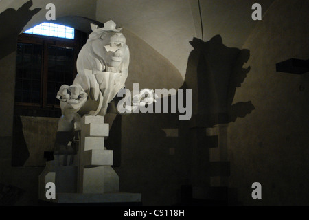 Statue en marbre de la République tchèque lion héraldique saute au-dessus de la double croix héraldique Slovaque Tchèque par Jan Štursa sculpteur moderniste affichés dans l'exposition permanente l'histoire du Château de Prague dans l'ancien Palais Royal (Stary kralovsky palace) à Prague, République tchèque. La statue a été conçu comme le haut de l'obélisque dédié aux victimes de la Première Guerre mondiale par l'architecte slovène Joze Plecnik. La statue n'était pas utilisé parce que l'obélisque a été cassé pendant le transport. Banque D'Images