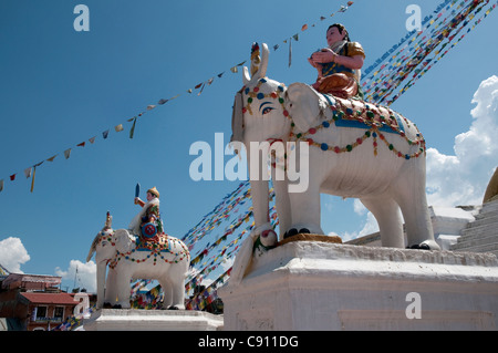 Boudhanath ou Bodhnath temple est l'un des sites bouddhistes les plus sacrés à Katmandou et site du patrimoine mondial de l'UNESCO. L Banque D'Images