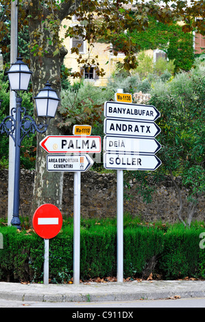 La signalisation routière à Valldemossa, Majorque. Banque D'Images