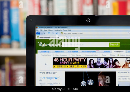 Le site web de référence tourné contre un meuble en arrière-plan (usage éditorial uniquement : -Print, télévision, e-book et le comité éditorial du site). Banque D'Images