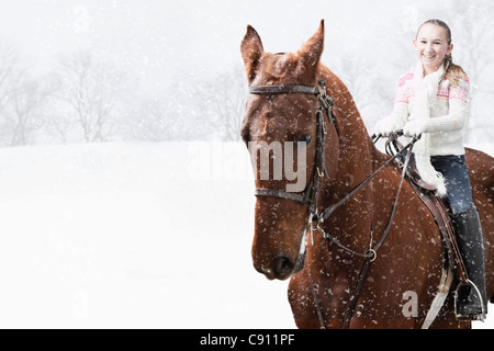 États-unis, Illinois, Metamora, Smiling girl (10-11) cheval en hiver Banque D'Images