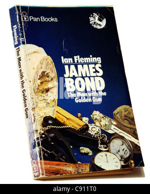 L'Homme au pistolet d'or par Ian Fleming Banque D'Images