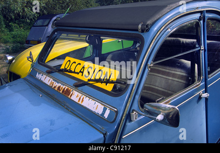 Vieille Citroën 2CV à utilisé de voiture. Amsterdam, Hollande. Banque D'Images