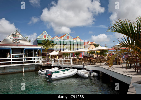 Les Pays-Bas, l'île de Bonaire, Antilles néerlandaises, Kralendijk, port et café en plein air. Banque D'Images
