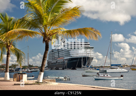 Aux Pays-Bas, l'île de Bonaire, Antilles néerlandaises, Kralendijk, bateau de croisière appelé Noordam de Holland America Line amarré au port. Banque D'Images