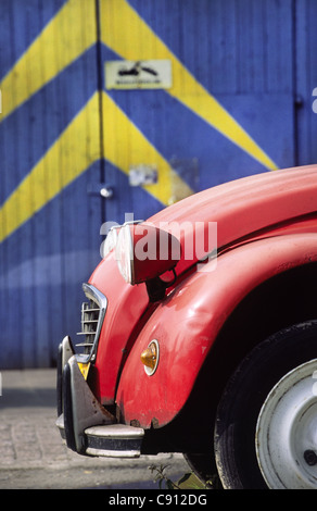 Vieille Citroën 2CV à utilisé de voiture. Amsterdam, Hollande. Banque D'Images