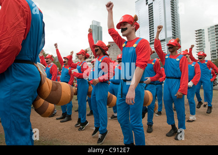 Divers groupes de personnes embauchées pour une campagne de marketing flash mob par Nintendo pour promouvoir Super Mario 3D Island, un nouveau jeu vidéo Banque D'Images