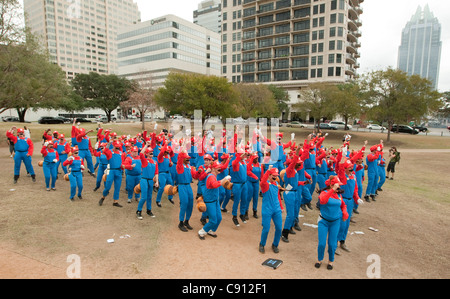 Divers groupes de personnes embauchées pour une campagne de marketing flash mob par Nintendo pour promouvoir Super Mario 3D Island, un nouveau jeu vidéo Banque D'Images
