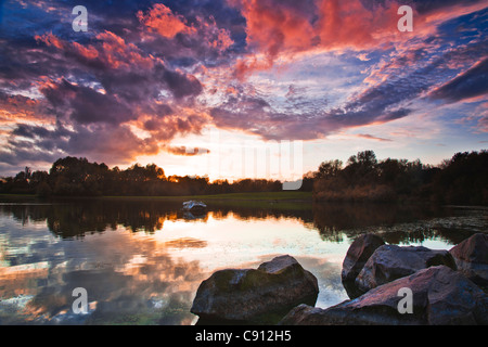 Un automne coucher de soleil sur le lac à Colwick Country Park, Nottingham, Nottinghamshire, England, UK Banque D'Images