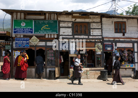 La place de la ville à Wangduephodrang fournit une scène de rue typique du Bhoutan avec ses petites boutiques et la présence de plusieurs moines. Banque D'Images