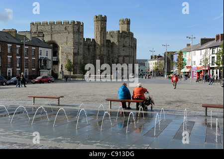 Fontaines dansantes place du château caernarfon gwynedd North Wales UK Banque D'Images