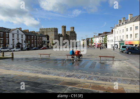 Deux dames âgées se détendre sur un banc de la place du château de Caernarfon gwynedd North Wales UK Banque D'Images